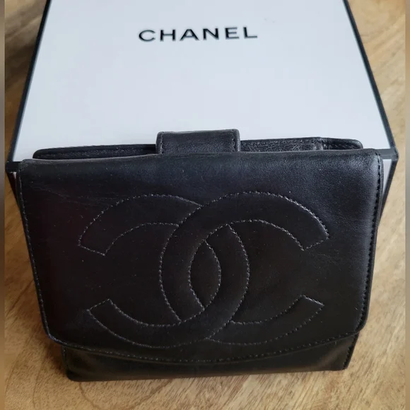 CHANEL Elegant Black Leather Logo Wallet Beautiful Pre-loved Condition Box Wrap - Picture 1 of 16